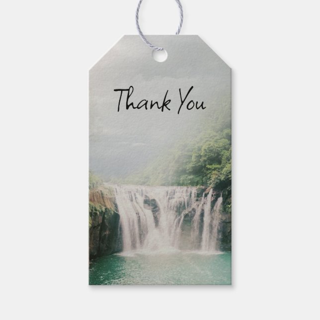 Fint vattenfall i en bergsskog presentetikett (Framsidan)