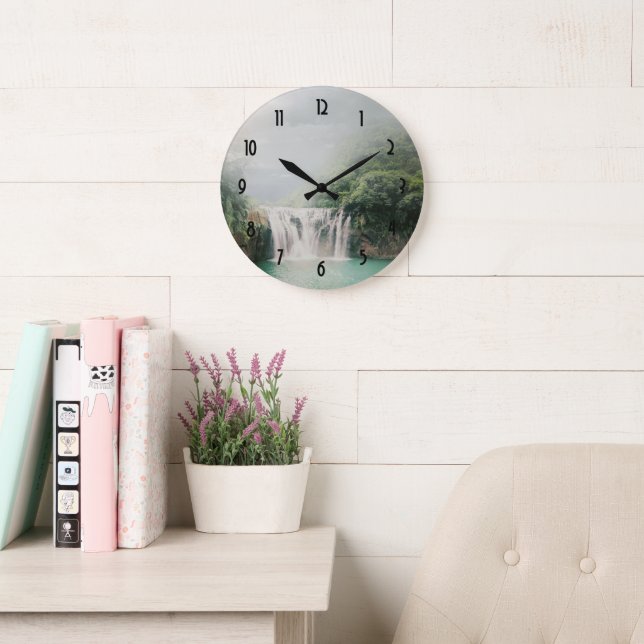 Fint vattenfall i en bergsskog stor klocka (Läsesal)