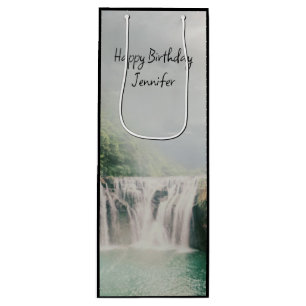 Fint vattenfall i en bergsskogsegendom