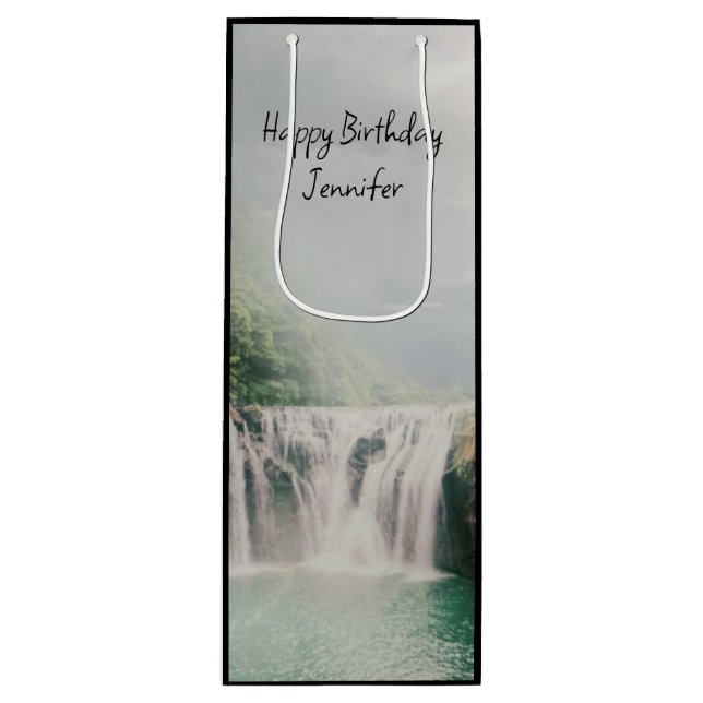 Fint vattenfall i en bergsskogsegendom (Framsidan)