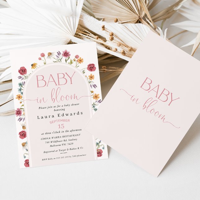Fintvätt av arch Wildblomma Baby Shower Inbjudningar (Modern wildflowers baby in bloom baby shower invitation featuring a blush colored arch and flowers.)