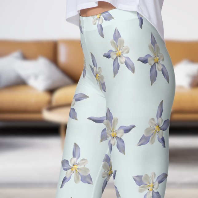 Fintvätt av blå Blommigt Petals Mönster Leggings (Pale Petals on Azure)