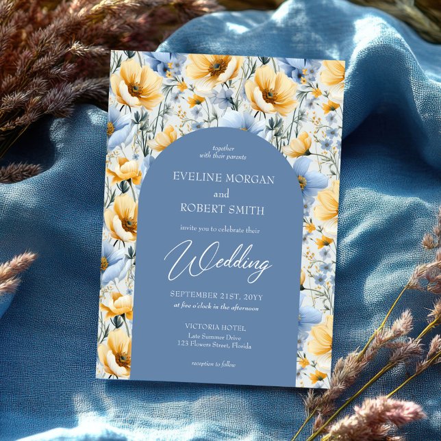 Fintvätt av blommor i Boho-blått och gult vild Inbjudningar (elegant light pastel blue and yellow wild flowers wedding invitation)