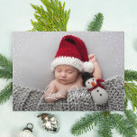Fintvätt av foto Baby i Snö Julkort<br><div class="desc">Fira baby under den första julen med snyggt och elegant helgdag födelsemeddelande med ett känsligt snö gräns, barnets namn i manus och födelsetalen nedan. Det finns en toning för att markera texten mot grund. Du kan ta bort den beroende på foto genom att anpassa Redigera verktyg. Baksidan har plats för...</div>