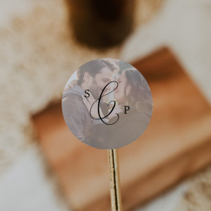 Fintvätt av foto-kuvert från Bröllop i Monogram Runt Klistermärke