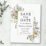 Fintvätt av vildblommor Guld Spara datum Vykort<br><div class="desc">Modern Watercolor Wildblomma Bröllop Bröllop Förlovning Announcement Save Date Postcard omfattar gult,  rosa,  lila,  blommor i dammblått och vitt vild,  eukalyptus löv,  grönt av sage löv och annat botaniskt grönt på guld.</div>