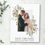 Fintvätt av vildblommor med vattenfärg Spara datum Vykort<br><div class="desc">Modern Watercolor Wildblomma Bröllop Bröllop Förlovning Announcement Save Date Postcard omfattar gult,  rosa,  lila,  blommor i dammblått och vitt vild,  eukalyptus löv,  grönt av sage löv och annat botaniskt grönt på guld. Ett foto.</div>