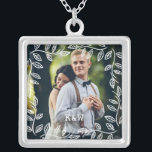 Fintvätt med Monogrammed fotot i Löv Ram Silverpläterat Halsband<br><div class="desc">Fintvätt av Löv Ram Monogrammed fotodesign.</div>