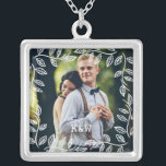 Fintvätt med Monogrammed fotot i Löv Ram Silverpläterat Halsband<br><div class="desc">Fintvätt av Löv Ram Monogrammed fotodesign.</div>