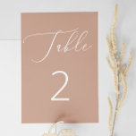 Fintvätt, utspätt persiljahonge, minimalistisk Brö Bordsnummer<br><div class="desc">Det här bordsnumret i elegant bröllop har en mjuk, muterad persikobeige bakgrund, accentuerad med ett känsligt vitt skript och en ren numrering. Den mjuka rosa tonen ge är ett romantiskt och modernt utseende - perfekt för vår eller fallbröllop, tonpaletter eller minimalistiskt firande. Med sin subtila, varma färg och raffinerade typografi...</div>