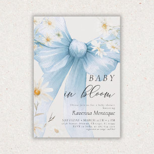 Finurlig baby i blomning tusenskön blå rosett baby inbjudningar