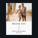 Fiona Photo Bold Monogram Modern Bröllop Flygblad<br><div class="desc">Contemporary och den moderna stil-budgeten tack vare bröllop som du flyger (som är tryckt på tunn skrivare papper - kuvert ingår INTE) med en enkel och minimal design med "Tack" tillsammans med ditt namn- och bröllop-datum i fetstil under ditt favoritfoto. Baksidan har ett andra bild, ditt tre första monogram och...</div>