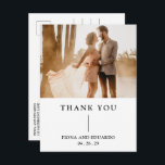 Fiona Photo Fetstil Monogram Modern Bröllop Vykort<br><div class="desc">Modern och samtida bröllop tack-kort med en enkel och minimalistisk design med "Tack" tillsammans med era namn och bröllopsdatum i fet typografi under ert favoritfoto. Baksidan har ert personliga meddelande. Detta minimalistiska svart-vita typografiska bröllop tack-kort kan anpassas till valfri färg i designverktyget.</div>