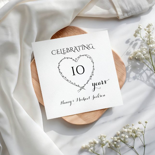 Fira 10-årsjubileum med krans pappersservett (Skapare uppladdad)