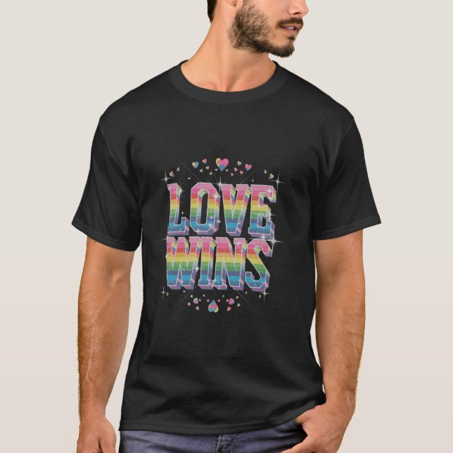 Fira att kärlek vinner i regnbågens färger Pride P T Shirt (Framsida)
