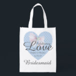 Firande av Kärlek Romantic Blue Heart Bridesmaid Återanvändbar Påse<br><div class="desc">Traditionell romantisk design. Ett söt blått hjärta mönster med lacy white bow överst. Att fira Kärlek är skrivet över hjärtat och buken. Först namn med bröllop. Rubriken till brudgummen är skriven nedan. Hela texten kan enkelt ändras. Du kan också ändra teckensnittet,  dess storleka och färg.</div>