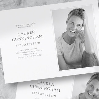 Firande i det moderna, enkla, minimalistiska fotot inbjudningar