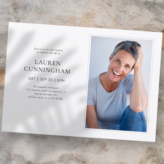 Firande i det moderna, enkla, minimalistiska fotot inbjudningar (Skapare uppladdad)