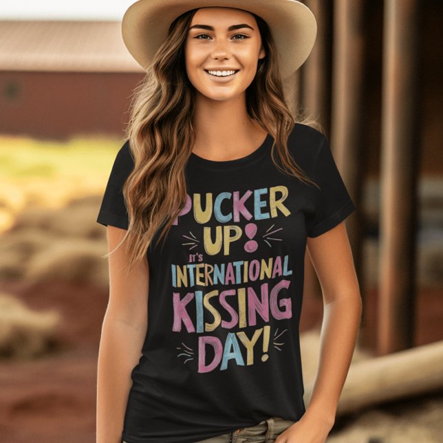 Firande i Internationell Kissing Day T Shirt (Skapare uppladdad)