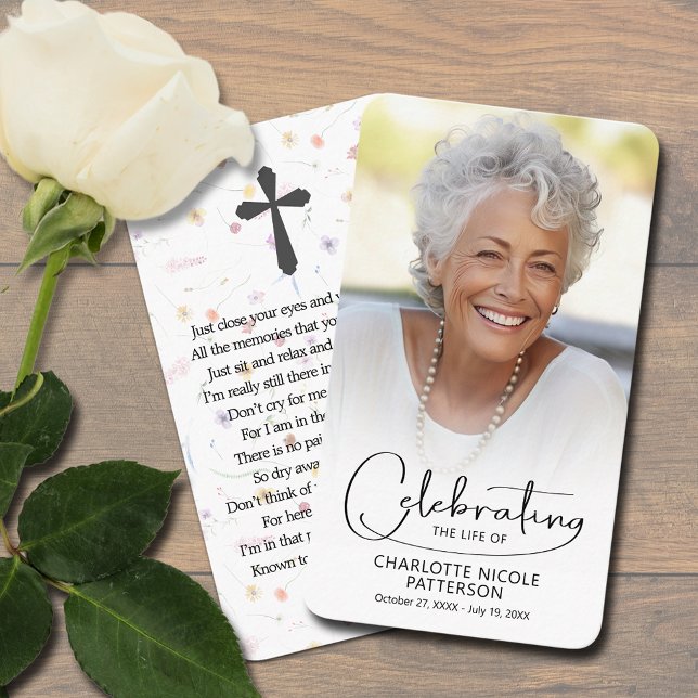 Firande i livets bokmärke för fotopapperkort visitkort (Celebration of Life photo bookmark prayer card with a poem and cross on wildflowers on the back)