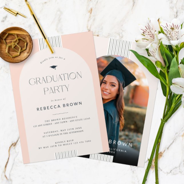 Firande i Stil: Modern foto Studenten Inbjudningar (Front and Back of a modern arch photo graduation party invitation in soft pastel pink.)