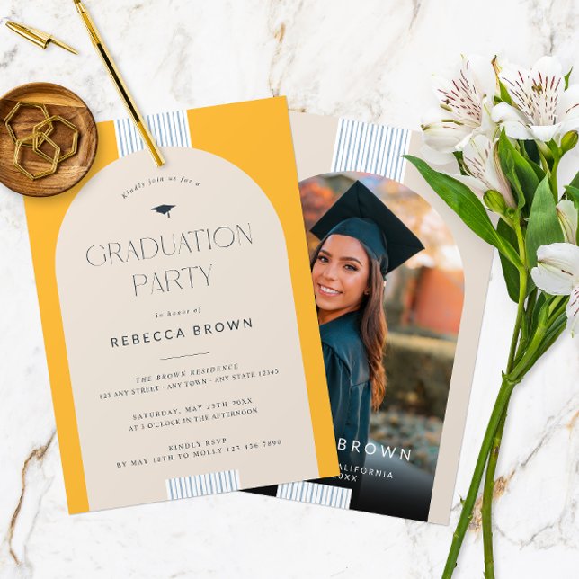 Firande i Stil: Modern Studenten Inbjudningar (Front & back of a modern arch photo graduation party invitation card in fall gold & sweet gardenia. )