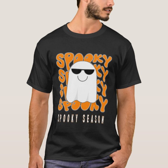 Firar Halloween med Stil - "Spooky Season" T Shirt (Framsida)