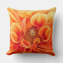 Fire Orange Dahlia med Nyckelpiga Flower Kudde