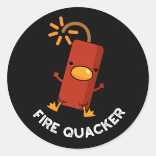 Fire Quacker Funny Fireworks Pun Mörk BG Runt Klistermärke