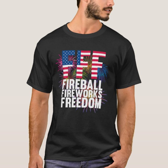 Fireball Fireworks Freedom 4 juli American Flagga T Shirt (Framsida)