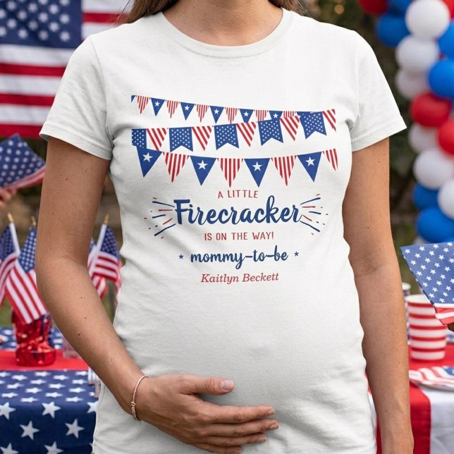 Firecracker På väg! 4:e Juli Baby Shower T Shirt (Skapare uppladdad)