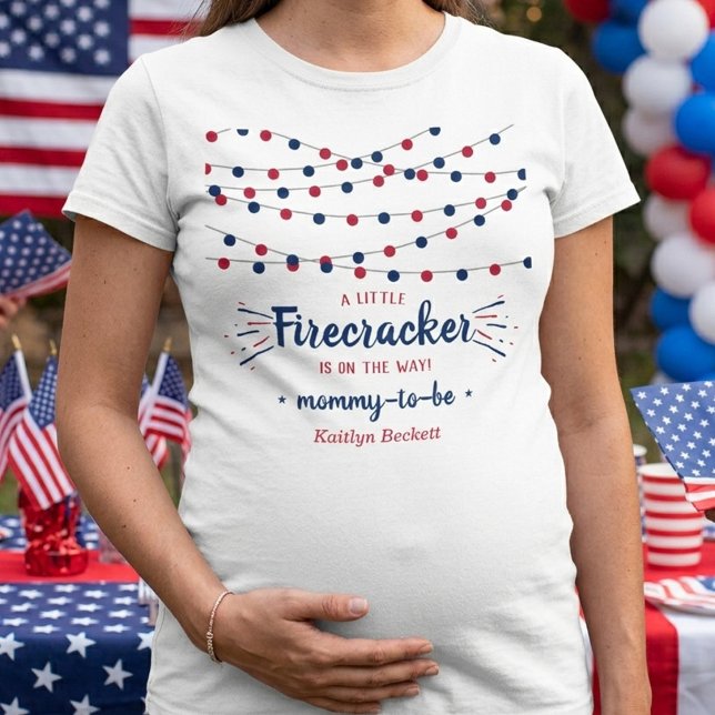 Firecracker På väg! 4:e Juli Baby Shower T Shirt (Skapare uppladdad)