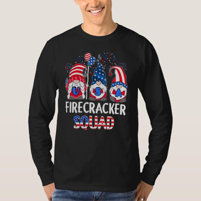 Firecracker Squad Cute Gnomes US Flagga Fireworks  T Shirt (Framsida)