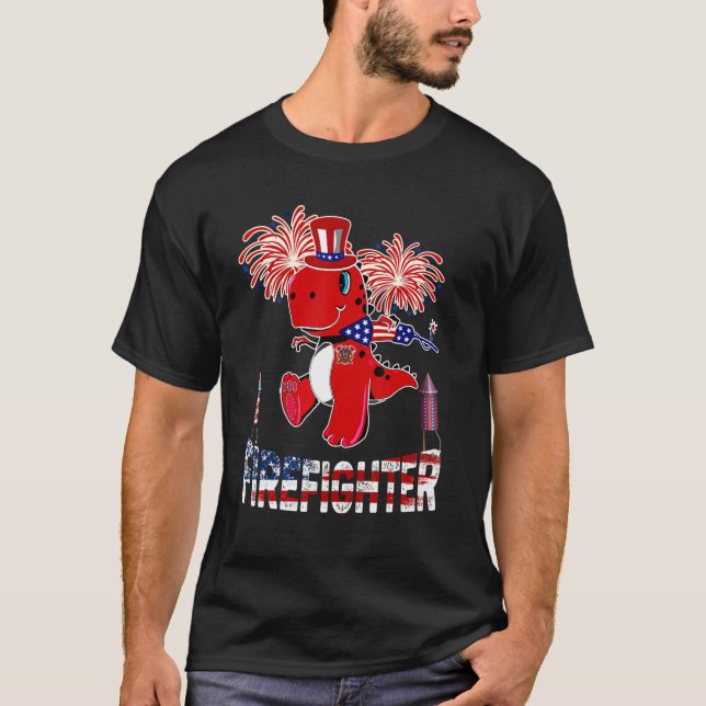 Firefighter American Flagga Rex Fireworks 4th of J T Shirt (Framsida)