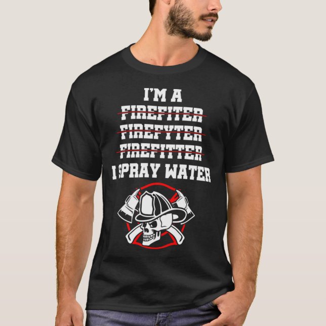 Firefighter Funny A Firefighter I Spray Vatten T Shirt (Framsida)