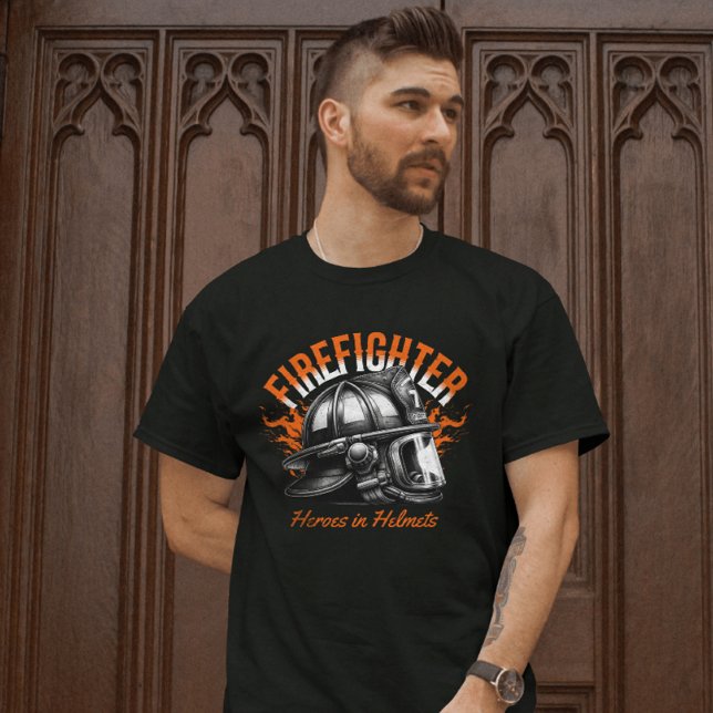 Firefighter Heroes in Helmet T-Shirt (Skapare uppladdad)