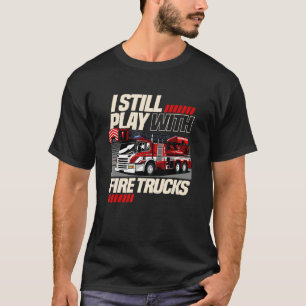 Firefighter leker fortfarande med Fire Lastbilar T Shirt