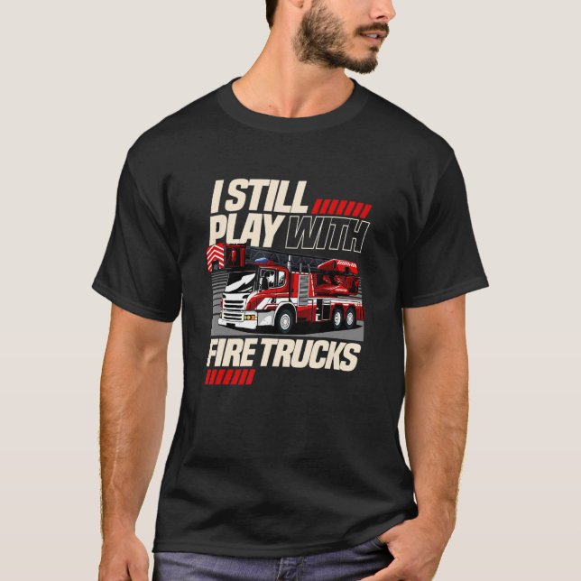 Firefighter leker fortfarande med Fire Lastbilar T Shirt (Framsida)