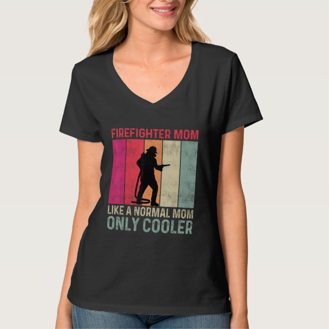 Firefighter Mom Like A Normal Mom Only Cooler Moth T Shirt (Framsida)