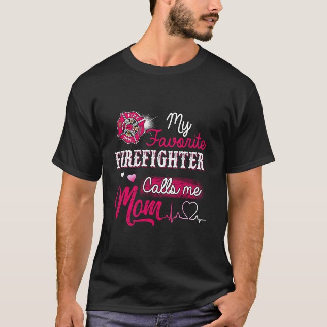 Firefighter My Favorite Firefighter Calls Me Mom T Shirt (Framsida)