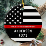 Firefighter Personlig Fireman Thin Red Line Julgransprydnad Keramik<br><div class="desc">Personlig Thin Red Line Ornament - Amerikansk flagga i Firefighter Flagga, modern svart röd design. Anpassa med brandkämparen namn eller brandkåren. Den här personligens brandgator är en perfekt för brandavdelningar, brandkår eller som julklappar eller brandsläckare för minnesknappar och brandkårar. Beställ dessa brandgator i grossistledet för brandhögskolan eller brandkårshögkvarnar, jaktstuffare för...</div>