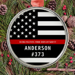 Firefighter Personlig Fireman Thin Red Line Julgransprydnad Metall<br><div class="desc">Personlig Thin Red Line Ornament - Amerikansk flagga i Firefighter Flagga, modern svart röd design. Anpassa med brandkämparen namn eller brandkåren. Den här personligens brandgator är en perfekt för brandavdelningar, brandkår eller som julklappar eller brandsläckare för minnesknappar och brandkårar. Beställ dessa brandgator i grossistledet för brandhögskolan eller brandkårshögkvarnar, jaktstuffare för...</div>