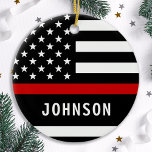 Firefighter Personlig Modern Thin Red Line Julgransprydnad Keramik<br><div class="desc">Personlig Thin Red Line Ornament - Amerikansk flagga i Firefighter Flagga, modern svart röd design. Anpassa med brandkämparen namn eller brandkåren. Den här personligens brandgator är en perfekt för brandavdelningar, brandkår eller som julklappar eller brandsläckare för minnesknappar och brandkårar. Beställ dessa brandgator i grossistledet för brandhögskolan eller brandkårshögkvarnar, jaktstuffare för...</div>