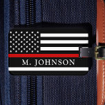 Firefighter Personlig Thin Red Line Bagagebricka<br><div class="desc">Thin Red Line Luggage Tag - American flagga in Firefighter Flagga, modern svart röd design. Anpassa med brandman namn eller namn i familjen. Denna personlig brandbekämpningsetikett är en perfekt för brandmän och brandmän och alla som stöder dem. COPYRIGHT © 2020 Judy Burrows, Black Hund Art - Med alla Höger reserverade....</div>