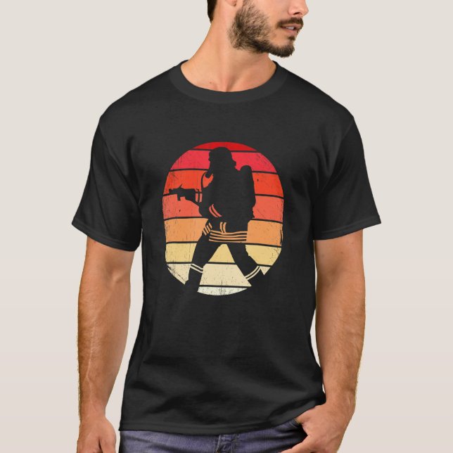 Firefighter Retro Thin Red Line American Fireman T Shirt (Framsida)