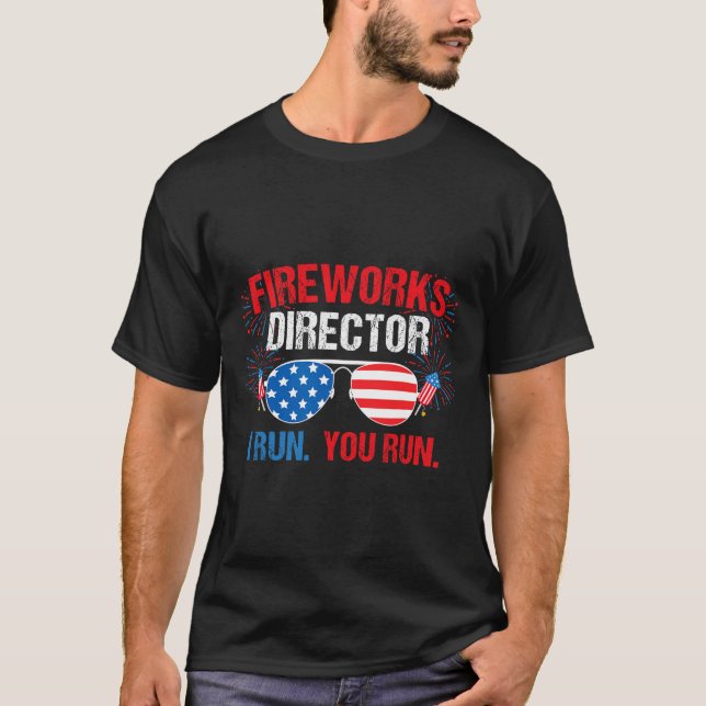 Fireworks Director I Springa. Du Springa. 4 juli T Shirt (Framsida)