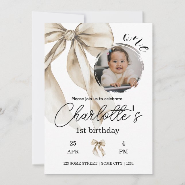 First Birthday Beige Bow Neutral Invitation Photo Inbjudningar (Framsida)