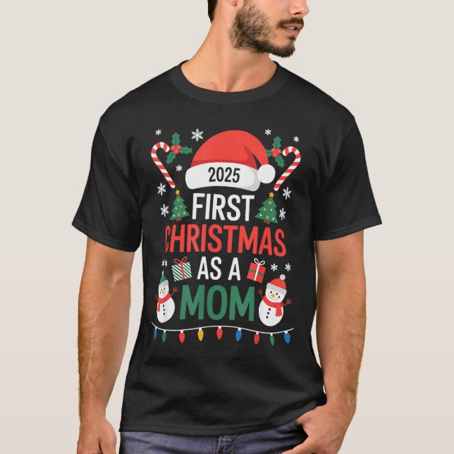 First Christmas As A Mom 2025 Family Matching Holi T Shirt (Framsida)