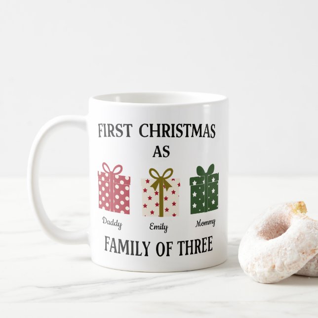 First Christmas as Family of Three Gift Kaffemugg (Med munk)