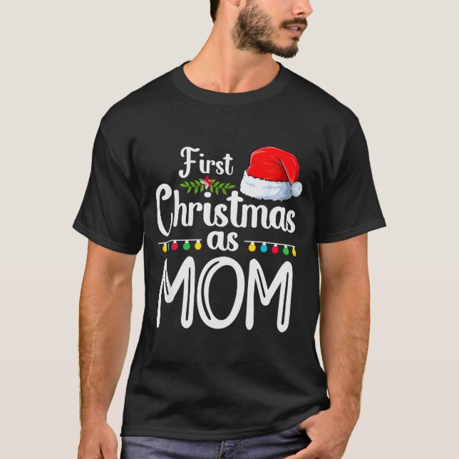 First Christmas As Mom New Mom 1st Christmas Xmas  T Shirt (Framsida)